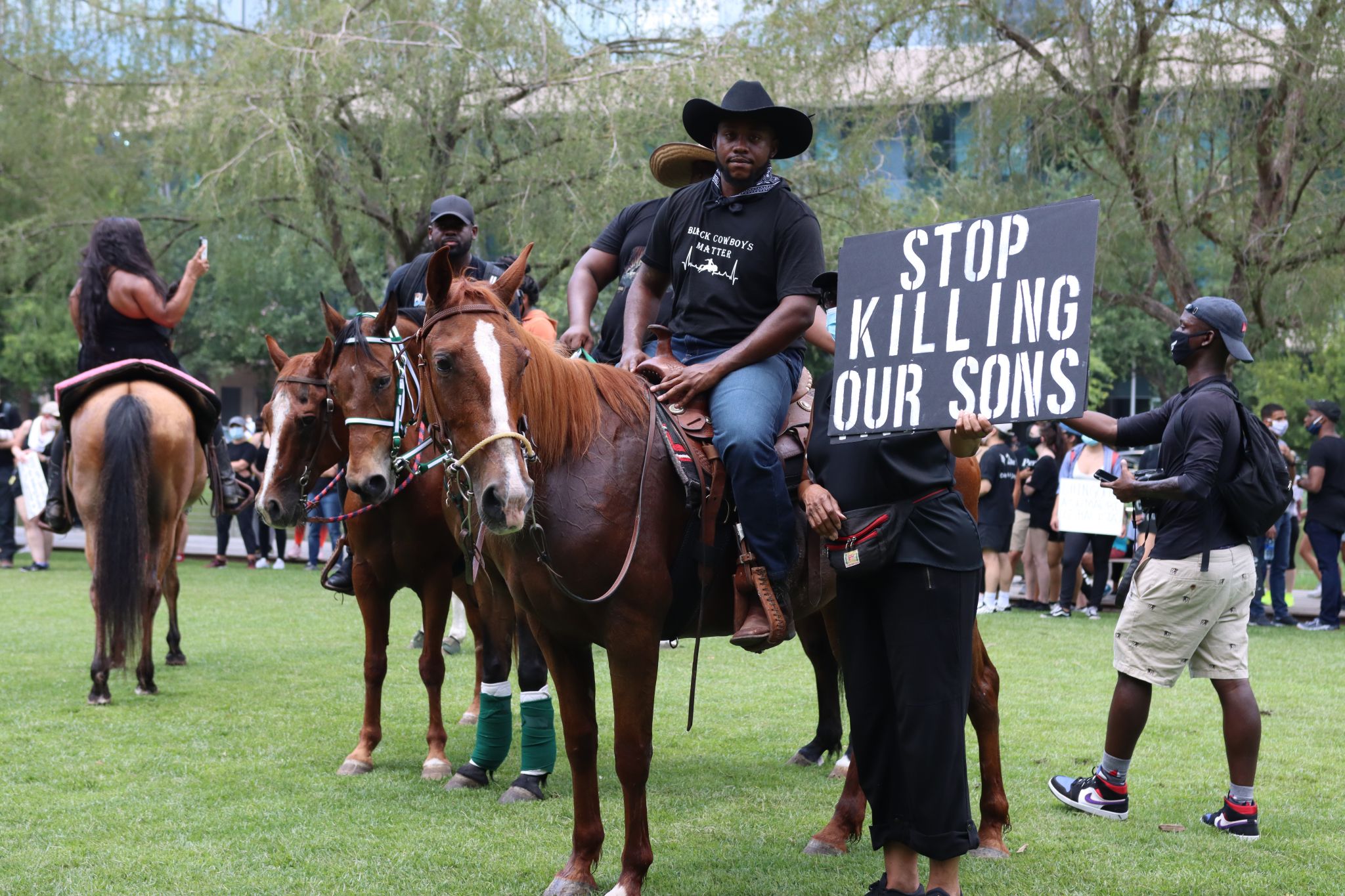 Black Texas Cowboys on Horseback Protest George Floyd's Death in Viral Video