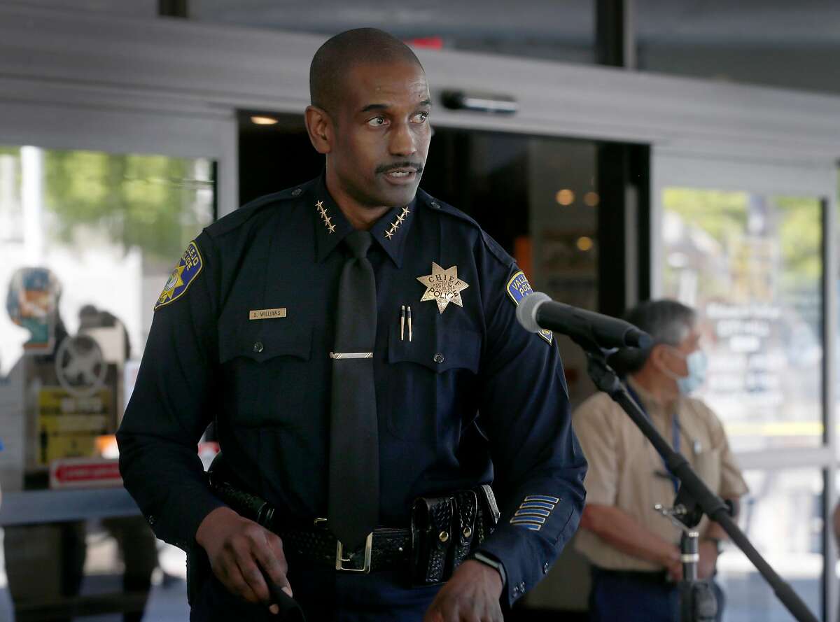 2020年6月3日星期三，警察局长肖尼·威廉姆斯(Shawny Williams)在加利福尼亚州巴列霍(Vallejo)参加新闻发布会，讨论涉及枪杀肖恩·蒙特罗萨(Sean Monterrosa)的警察。周一晚上，蒙特罗萨在巴列霍一家沃尔格林药店外与警察发生冲突时，因枪伤死亡。