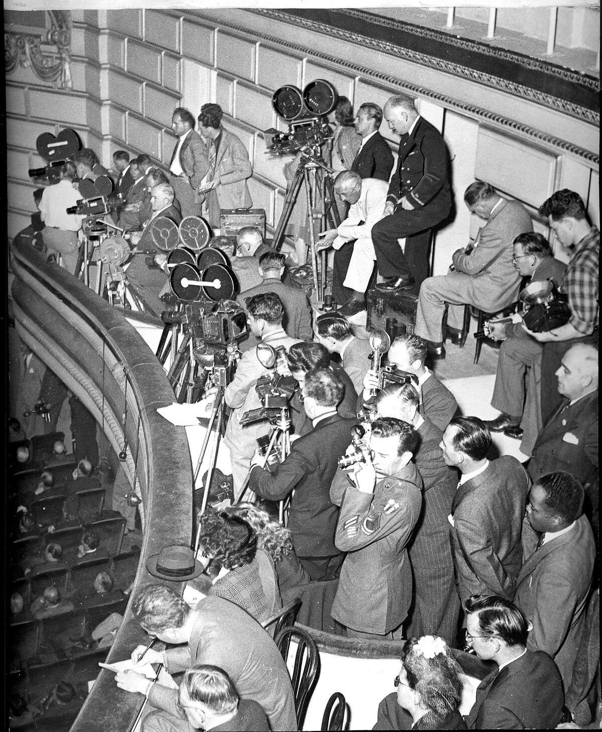 歌剧院的摄影师和摄像师记录了会议的活动，照片运行于1945年4月29日，第5页，可能是编年史照片，但没有摄影师记录联合国会议