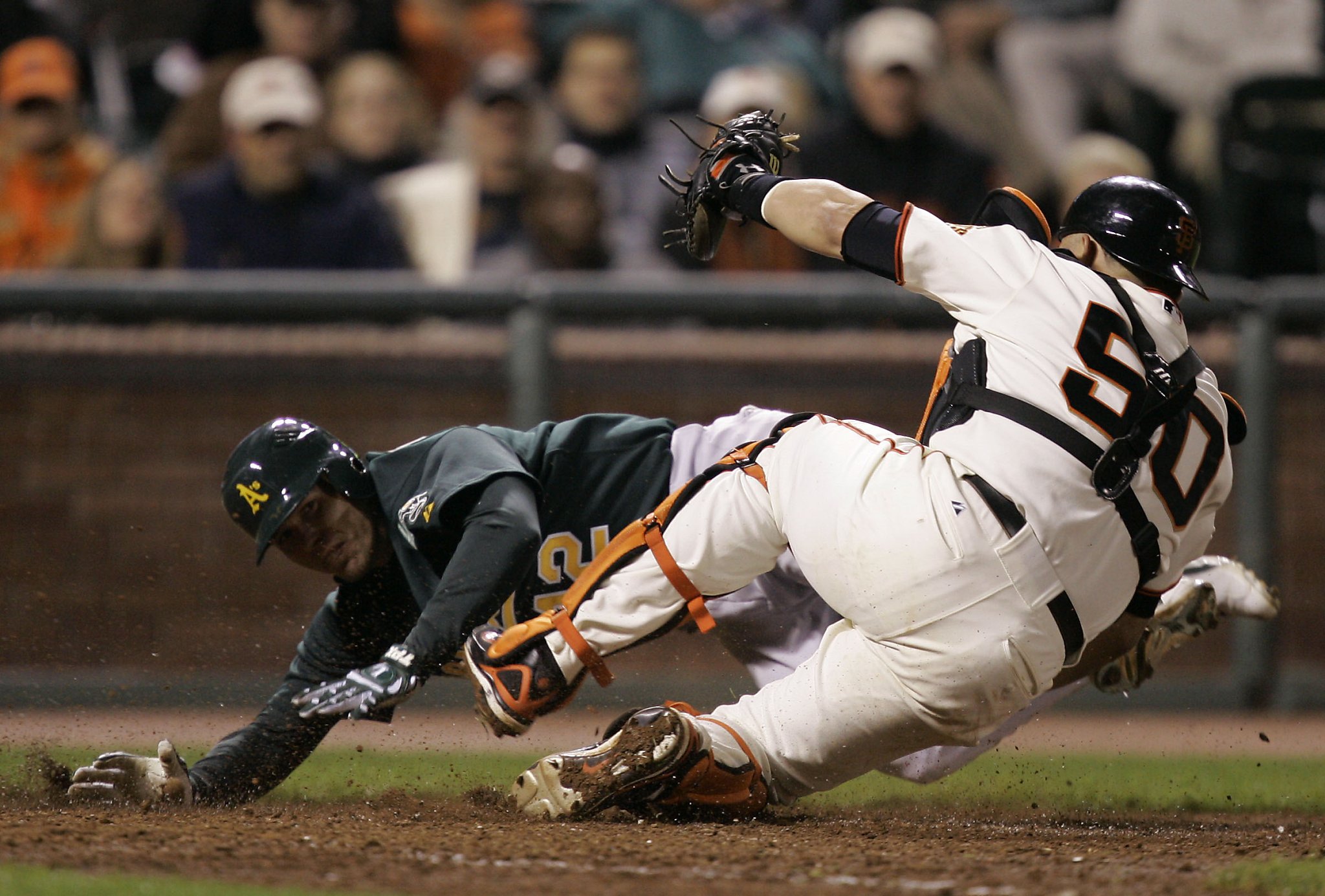 San Francisco Giants' Barry Bonds runs to first base as he grounds