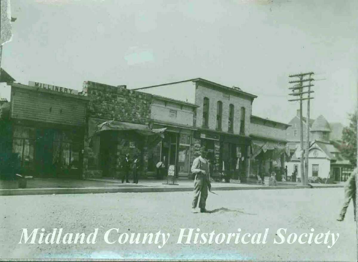 Oscar House Hotel, right. (Midland County Historical Society)