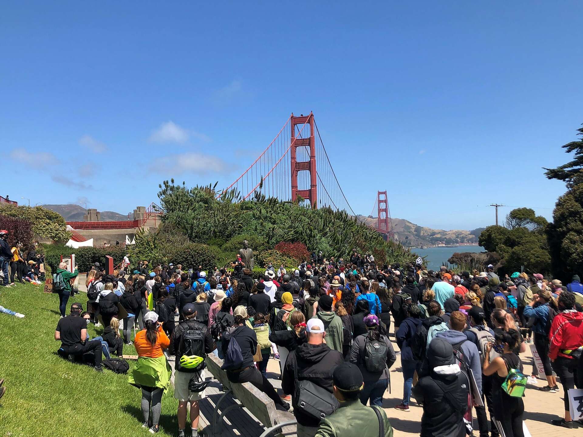 SF couple get engaged on the Golden Gate Bridge during protest