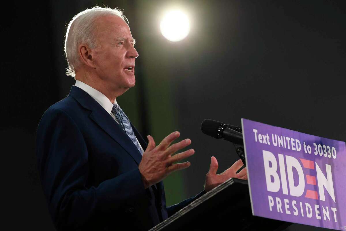El candidato presidencial demócrata Joe Biden pronuncia un discurso el viernes 5 de junio de 2020 durante un acto en Dover, Delaware.