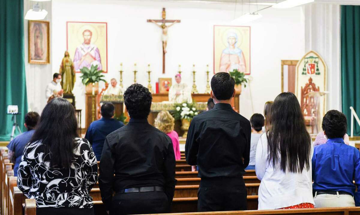 Feligreses asisten a la primera Misa dominical desde que la Diócesis de Laredo cerró sus puertas debido al coronavirus, el domingo 7 de junio de 2020, en el Salón Santa Mónica de la antigua preparatoria S Augustine High School.
