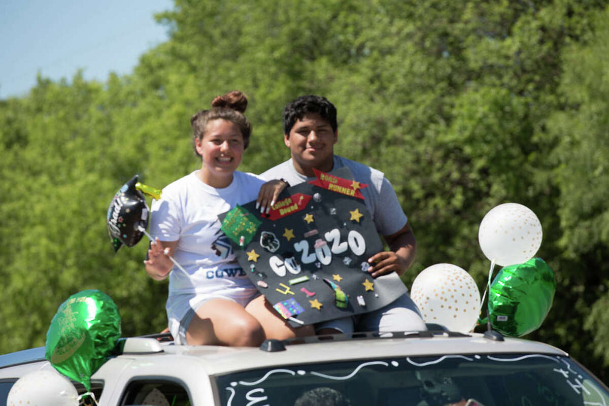 Harlandale High School parents organize a senior parade after