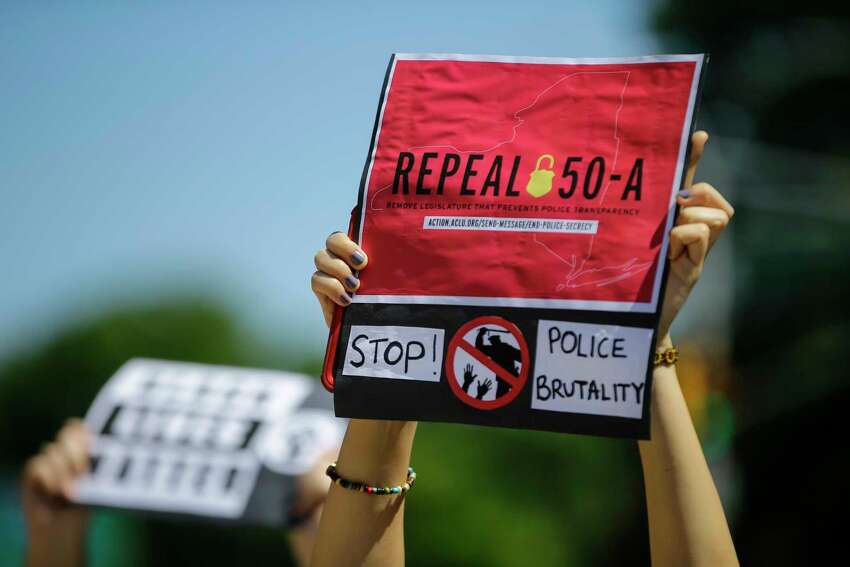 Les manifestants se rassemblent devant la Cour pénale du comté de Queens le lundi 8 juin 2020, dans le quartier de Queens à New York. Alors que les manifestants de brutalité policière exigent des comptes, les législateurs de New York sont prêts à réviser une loi vieille de plusieurs décennies connue sous le nom de section 50-a, qui a gardé secrets les dossiers disciplinaires des officiers. (Photo AP / Frank Franklin II)