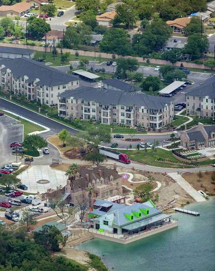 Red Berry Mansion, sebuah bangunan bergaya chateau Prancis di latar belakang di belakang bangunan tepi danau, terlihat dalam foto udara 13 Mei 2020. Rumah besar, yang sekarang menjadi milik RK Group, dibangun pada tahun 1951 oleh perwakilan dan senator Texas Virgil Edward "Red" Berry.