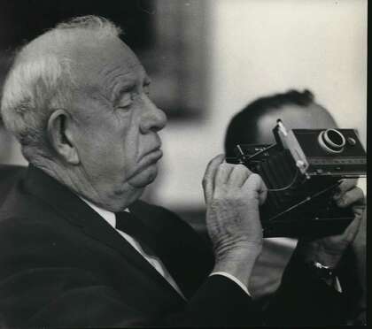 Virgil E. "Red" Berry dari San Antonio memeriksa kamera di foto yang tidak bertanggal ini. Berry adalah penjudi utama di San Antonio dan legislator negara bagian tahun 1960-an. Pembangunan kembali rumah dan tanah miliknya di East Side kota hampir selesai setelah 10 tahun perencanaan dan pembangunan.