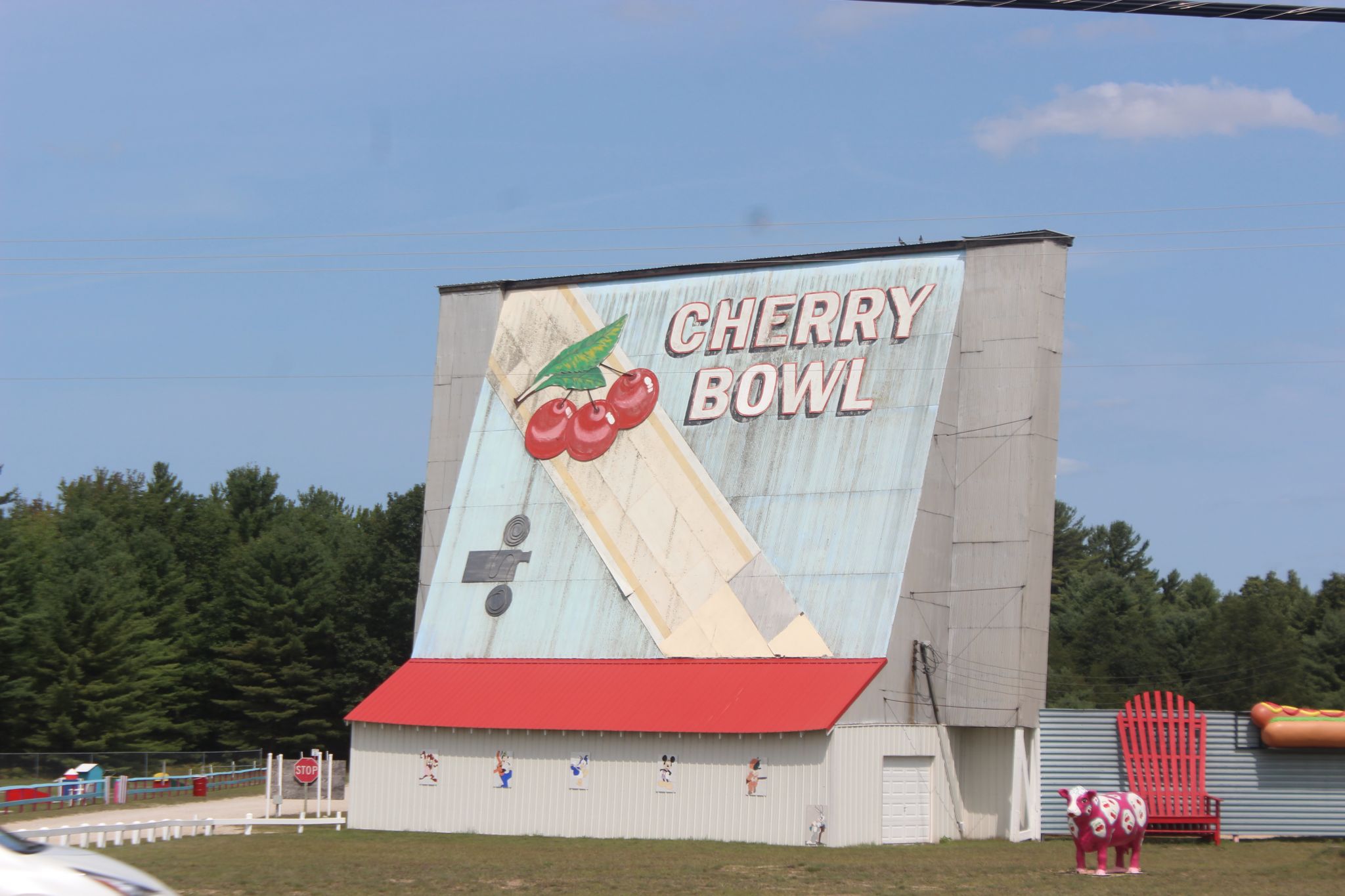 are dogs allowed at the cherry bowl drive in