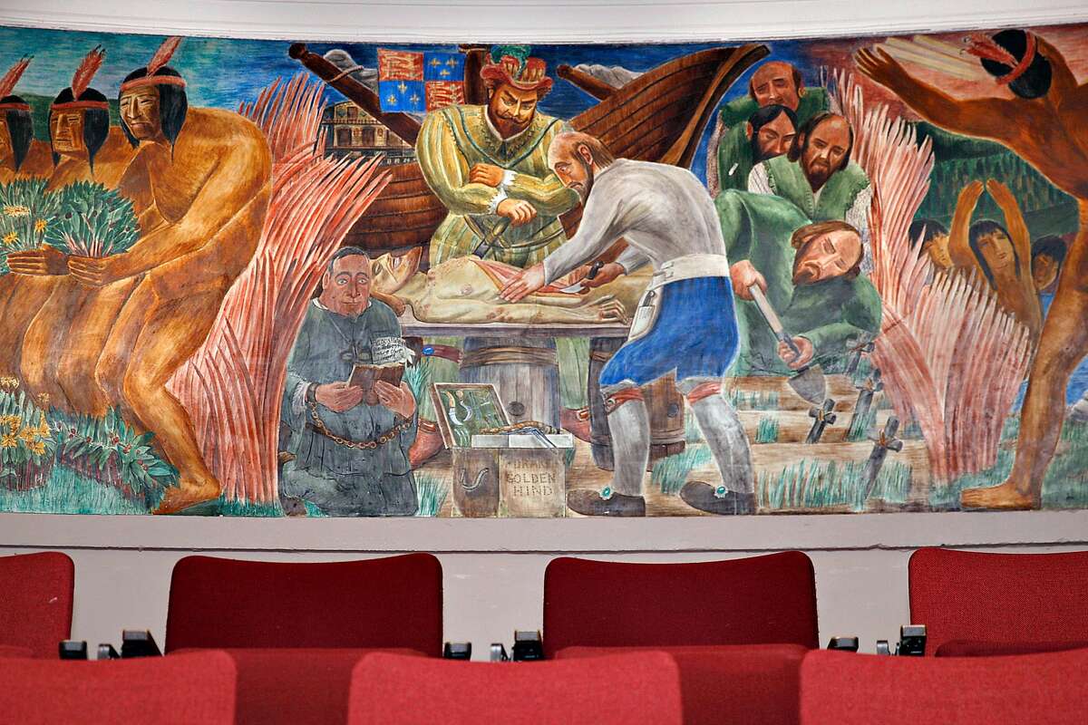 2015年2月27日，星期五，加州旧金山，加州大学旧金山分校帕纳萨斯校区的托兰大厅，艺术家Bernard Zakheim在加州医学史系列的开篇壁画之一。