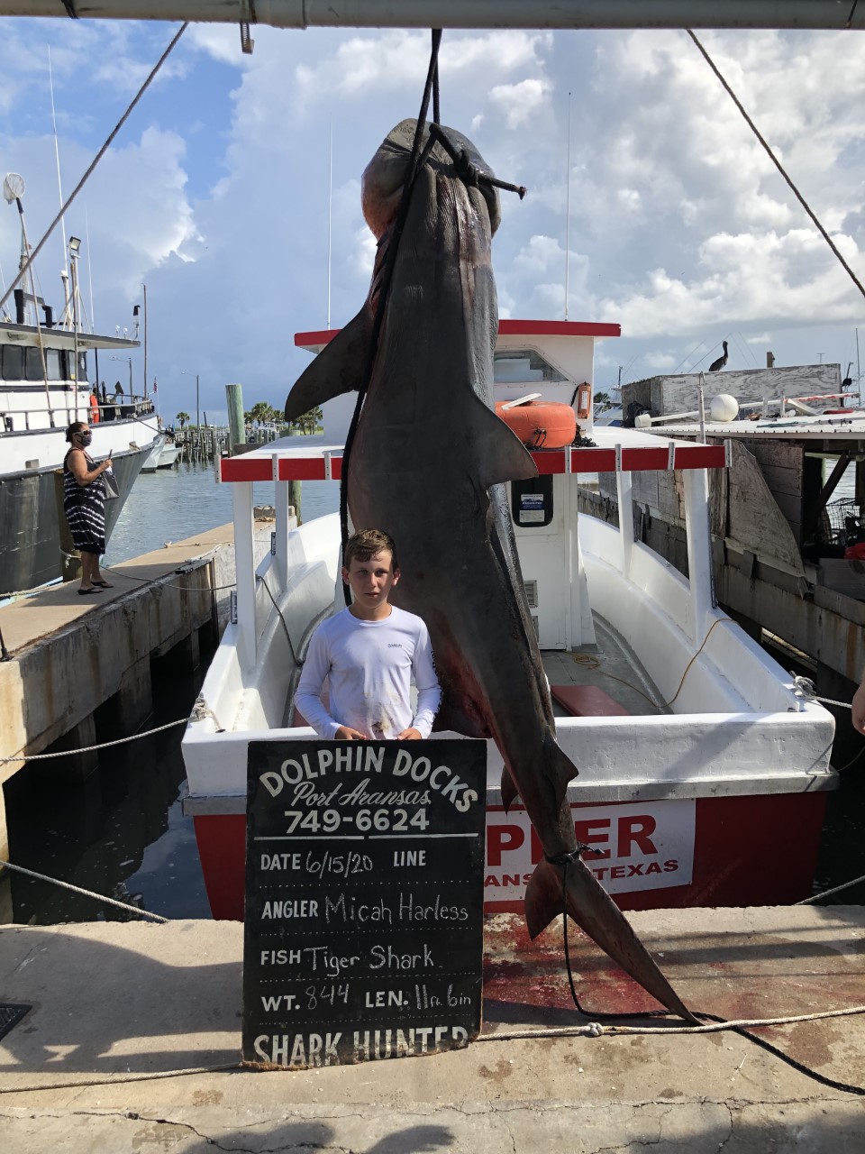 13-year-old Texas boy catches nearly 900-pound shark in Port Aransas during  offshore trip