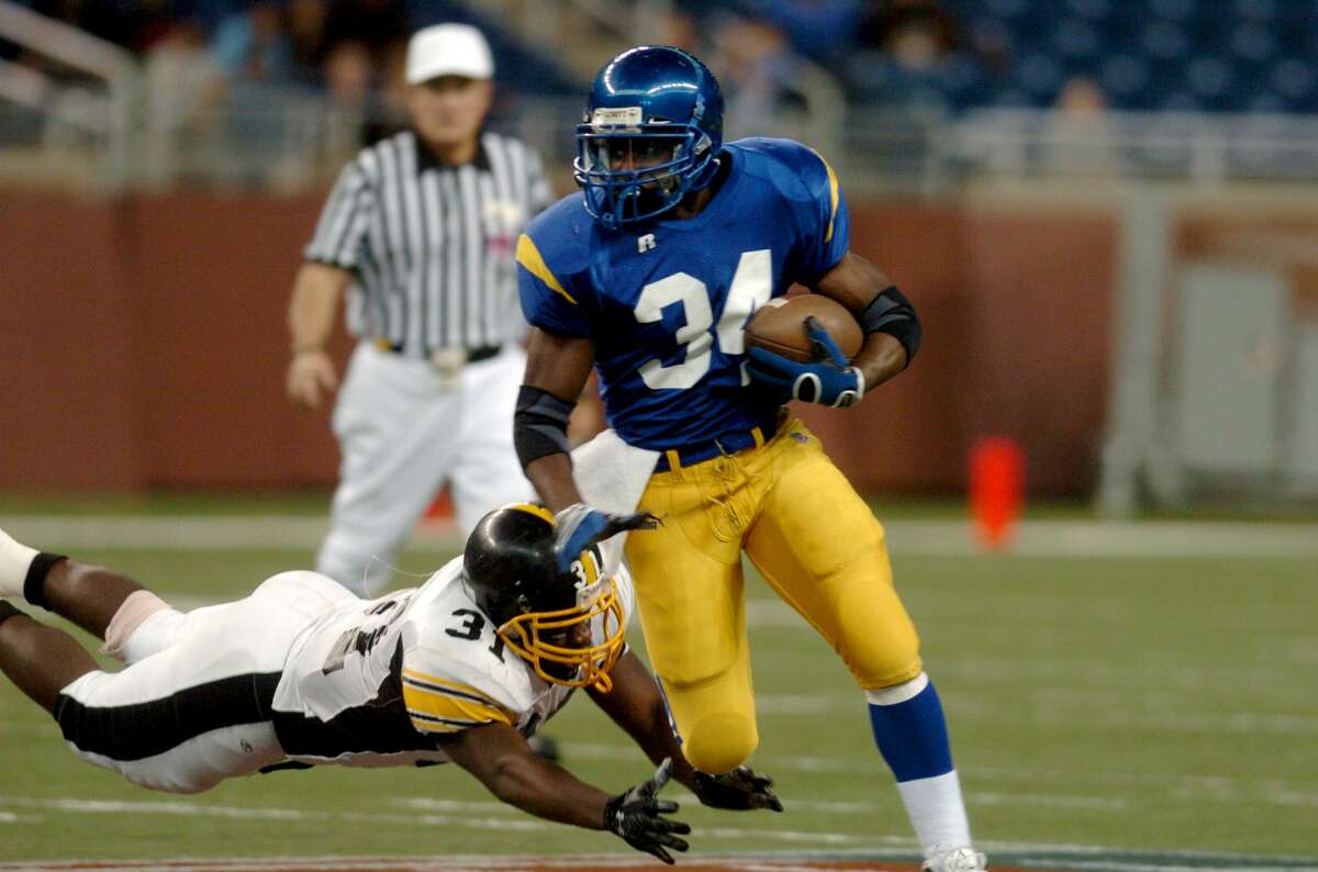 Midland High's Colter Roberson evades a Detroit King defender during the 2007 state final.