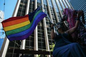 是的，旧金山仍在庆祝SF Pride 50。这里’是如何加入庆祝活动从家里