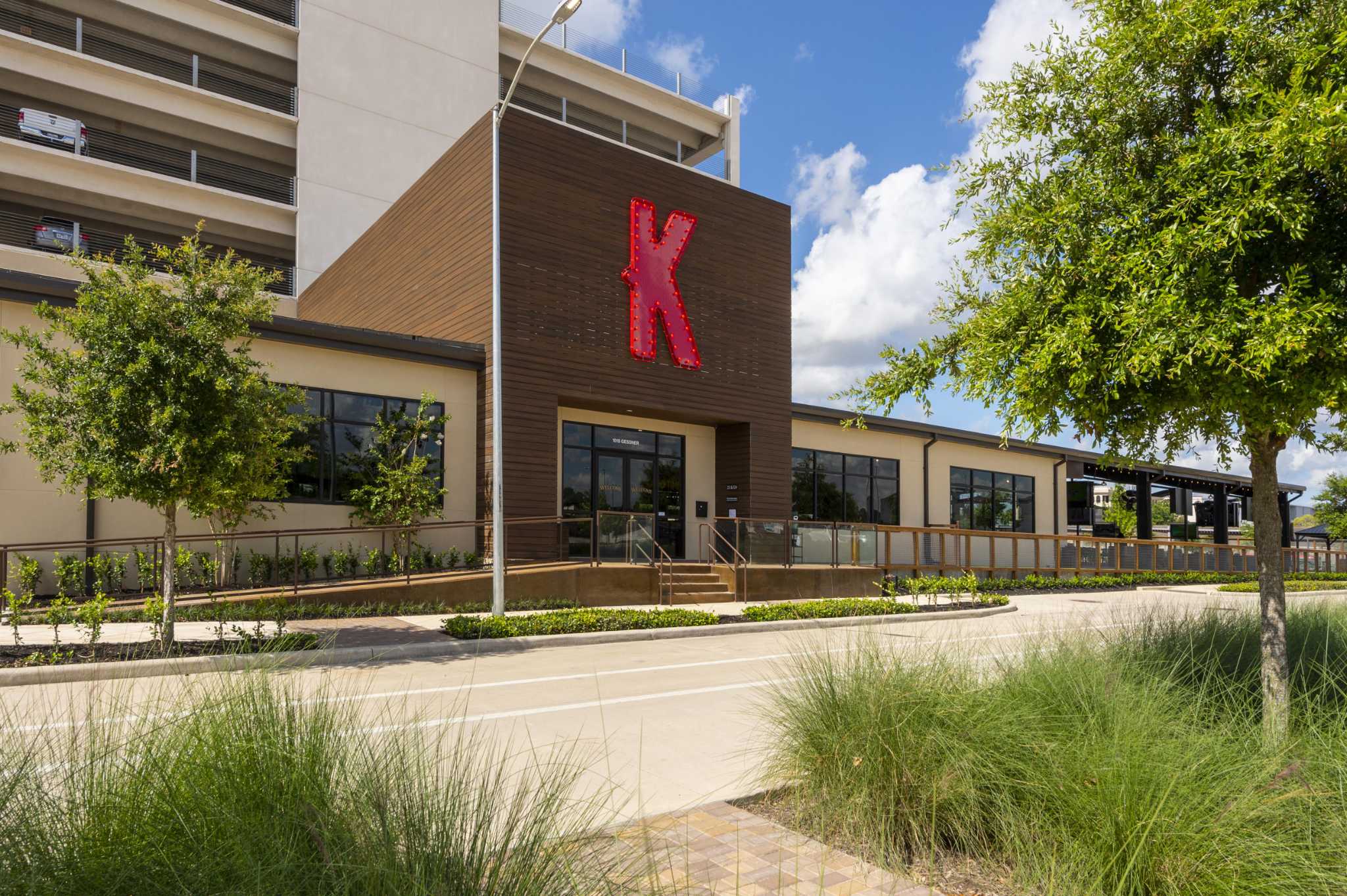 New Kirby Ice House in The Woodlands boasts the longest bar in Texas