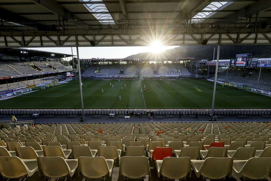 Teams play in front of empty stands during the German Bundesliga soccer match between SC Freiburg and Bayer 04 Leverkusen in Freiburg, Germany, Friday, May, 29, 2020. Because of the coronavirus outbreak, all German Bundesliga matches are held without spectators. Photo: Ronald Wittek, Associated Press