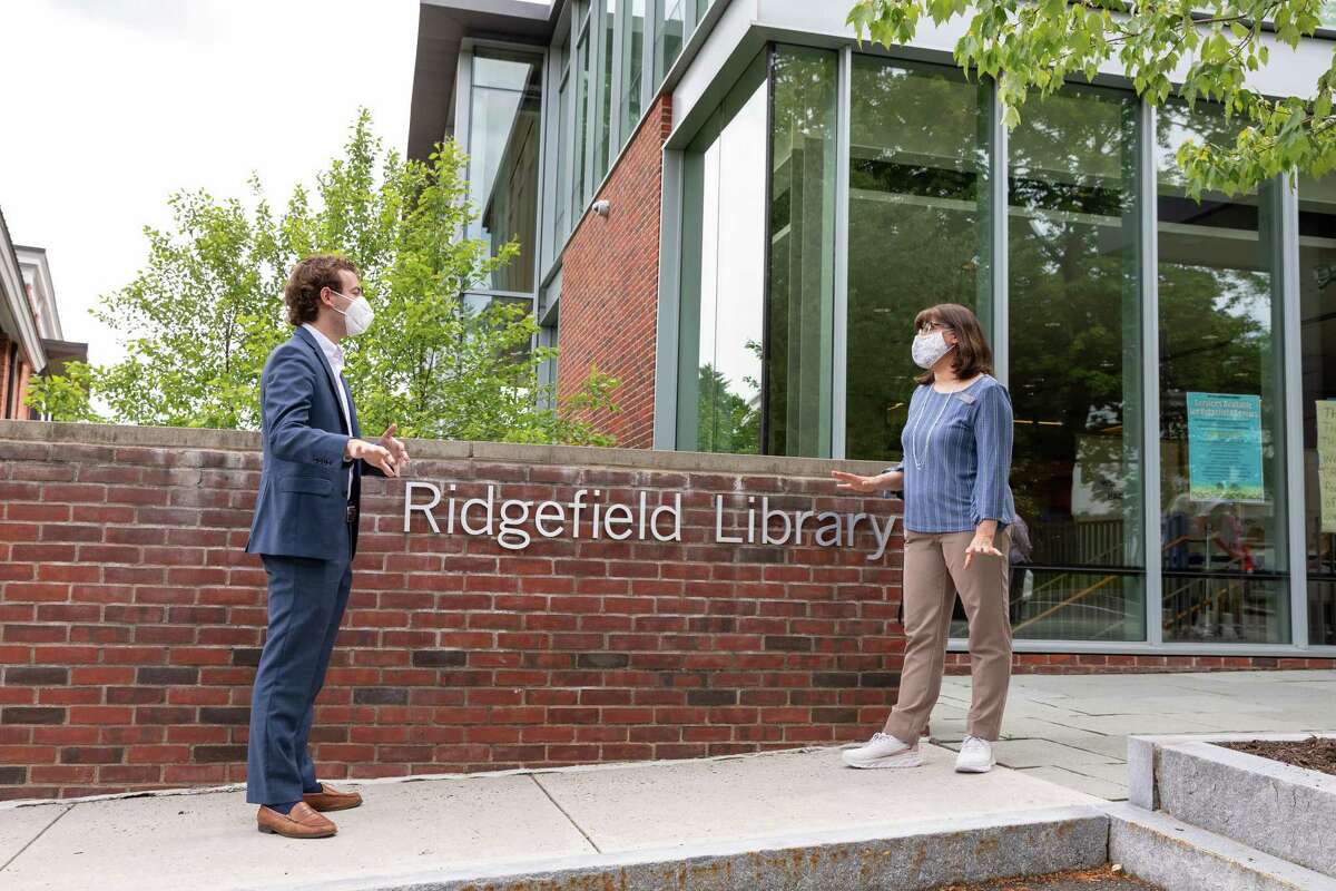 Ridgefield Public Library Executive Director Brenda McKinley met with Senator Will Haskell on Monday, June 15 to celebrate the re-opening of the library for contactless lobby pickup. While library patrons stopped by to pick up their packaged selections, McKinley and Haskell talked about the impact the pandemic had on library operations.