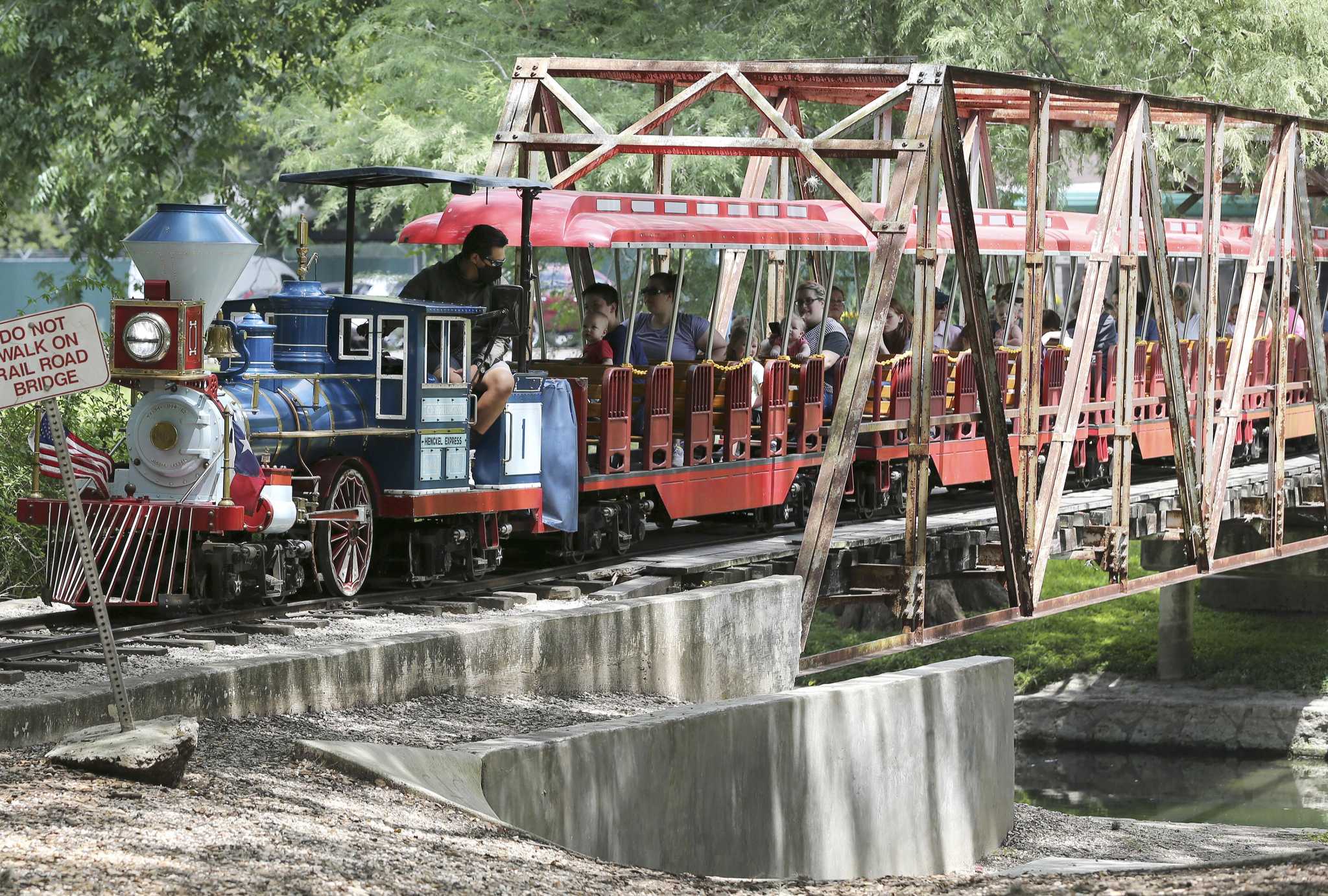 san-antonio-zoo-commemorates-50th-anniversary-of-miniature-train-robbery