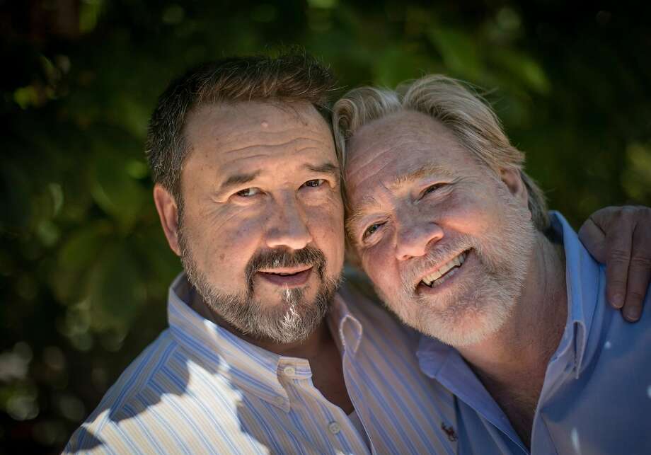 配偶马丁和凯文•琼斯一起34年来,幸存Covid-19也在家里在奥克兰,加利福尼亚州,星期二,2020年6月9日。照片:卡洛斯·阿维拉冈萨雷斯/编年史