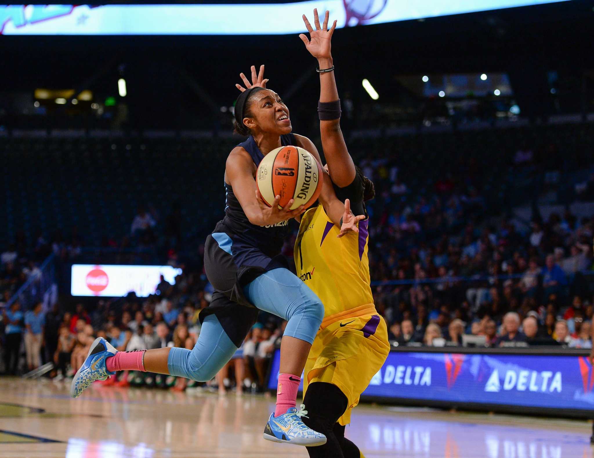 UNCASVILLE, CT - JUN 21: Atlanta Dream head coach Nicki Collen