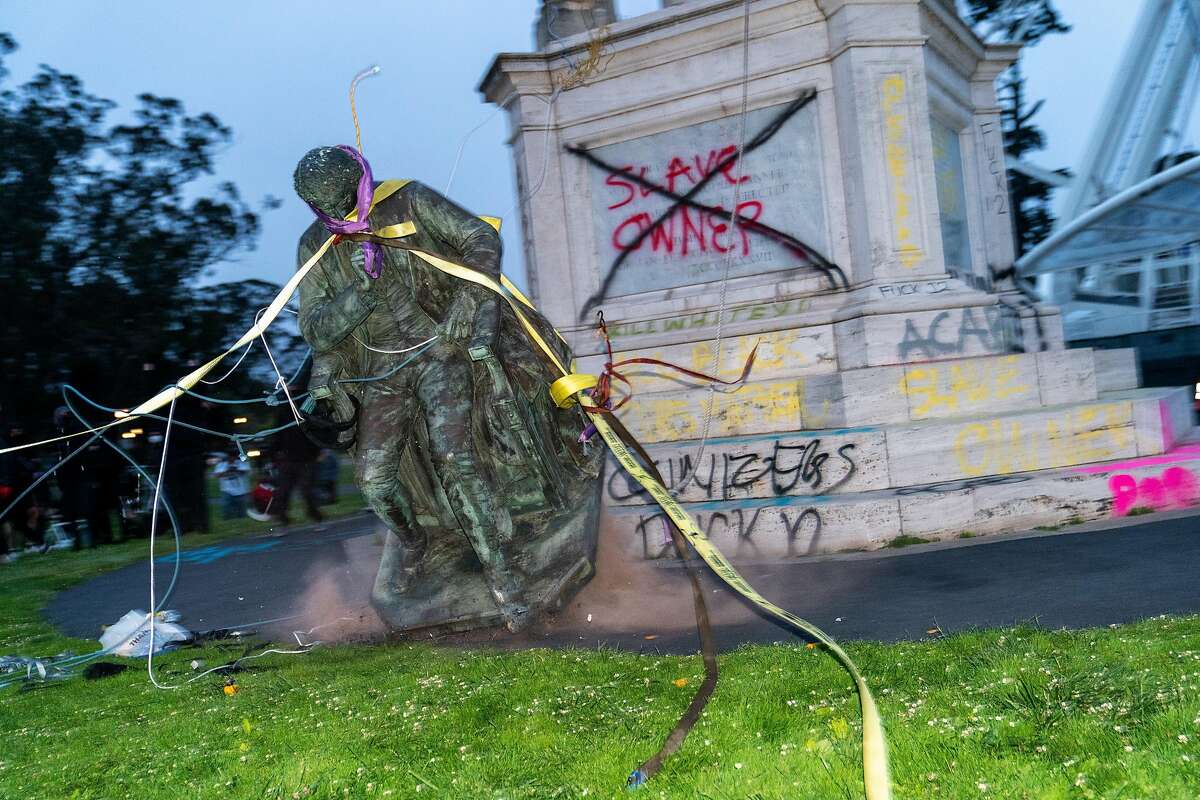 2020年6月19日，星期五，在加利福尼亚州旧金山金门公园，一百多名抗议者用绳子将弗朗西斯·斯科特·基的雕像拉下，雕像倒在了地上。