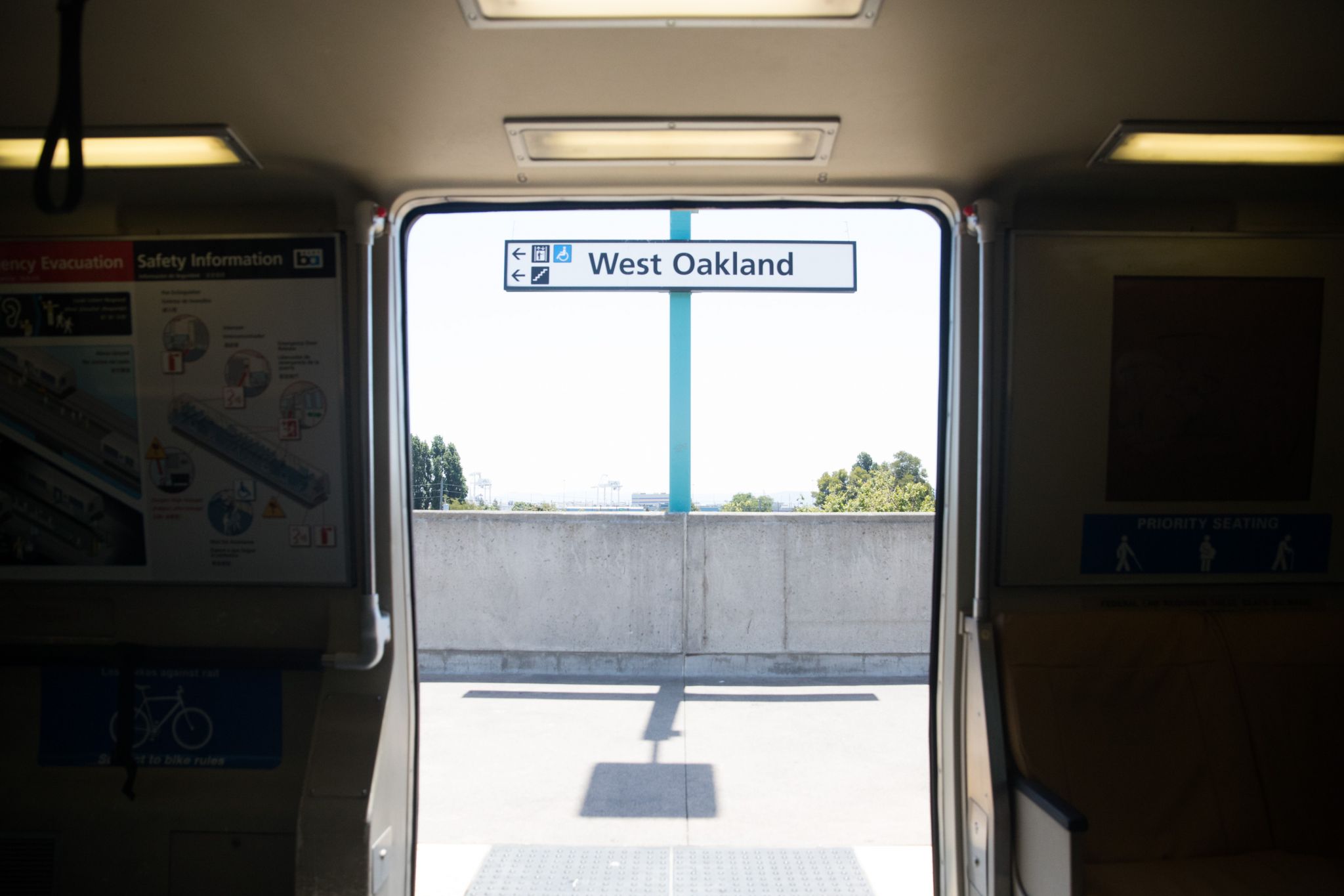 One man injured in shooting on BART train in West Oakland thumbnail