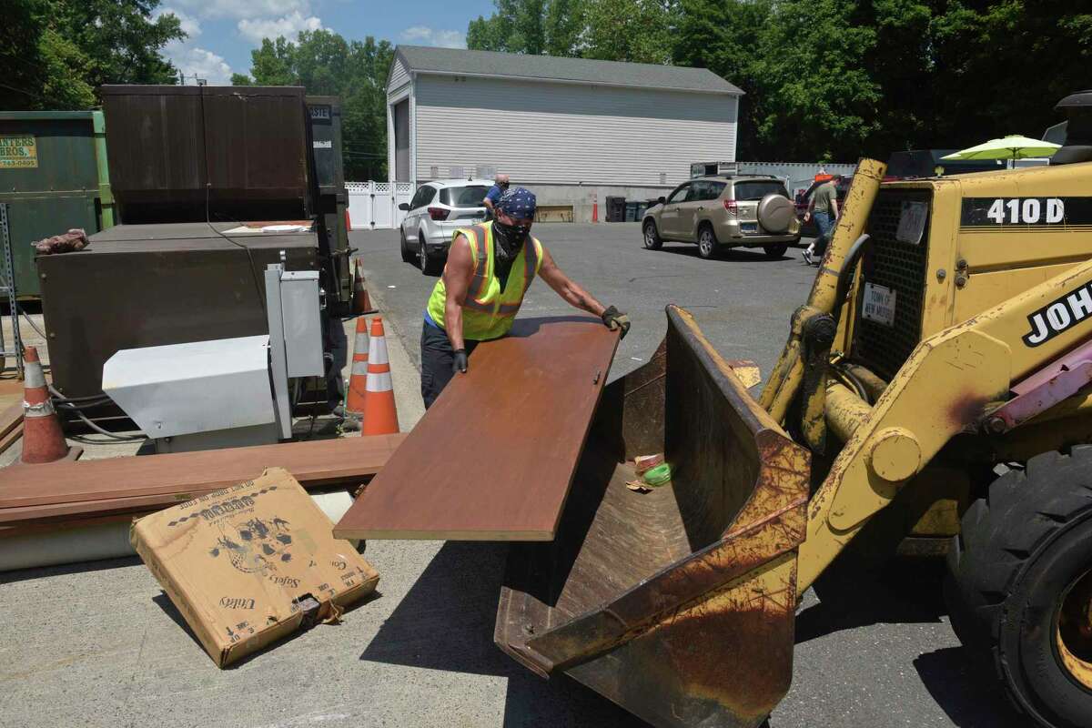 New Milford brings in private company to run recycling center
