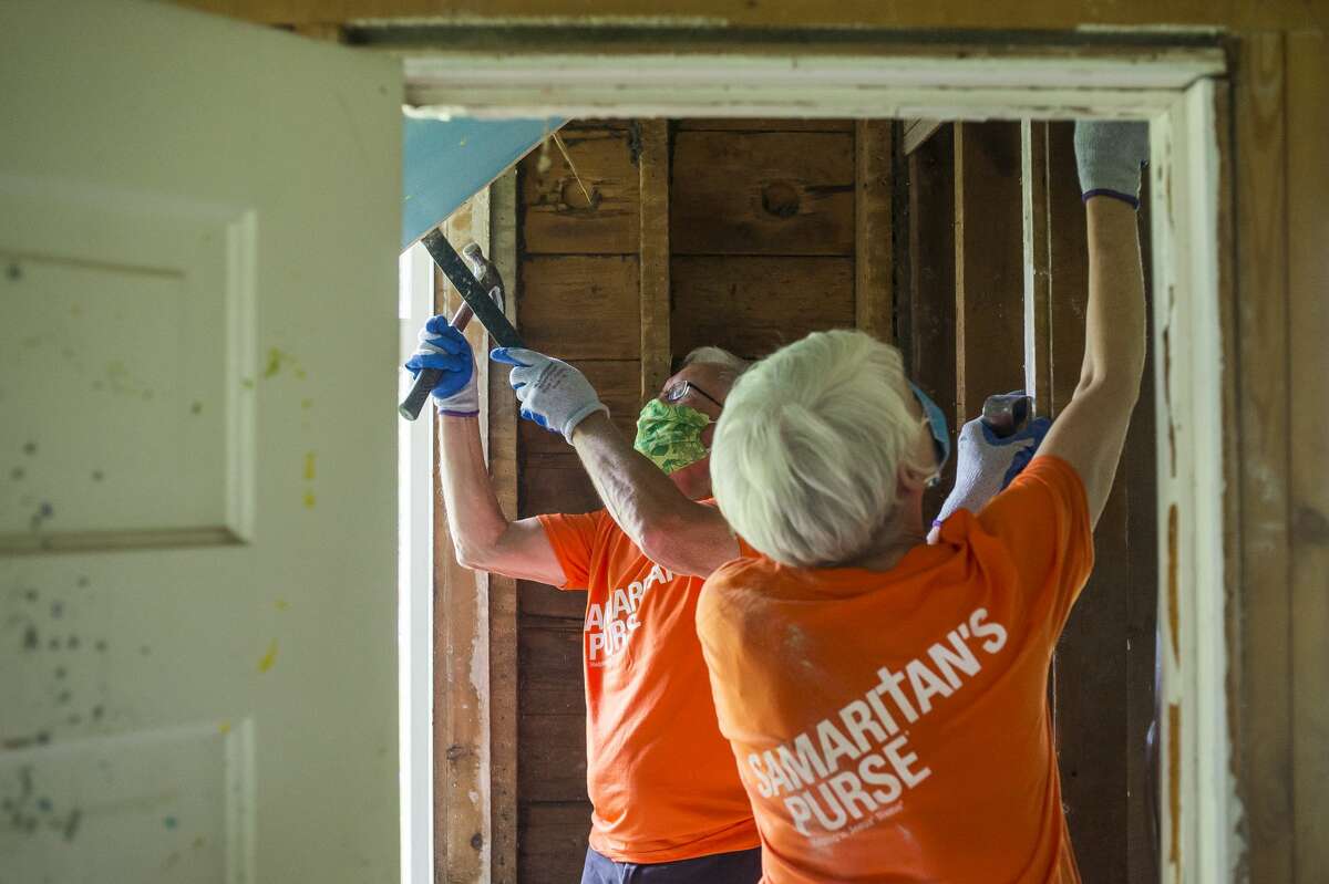 David and Janet Johnson of Maryville, Tenn., volunteers with Samaritan's Purse, finish up their work on a home on E. Pine River Road Friday, June 26, 2020 in Midland. Over the course of five weeks, the organization has employed the assistance of 1,500 volunteers to aid over 300 area families with flood relief. (Katy Kildee/kkildee@mdn.net)