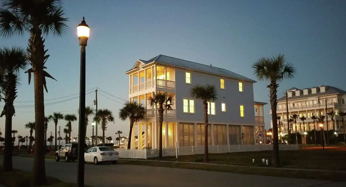 Cette maison en bord de mer se trouve au cœur de Beechtown, à proximité de grands restaurants du côté est de Galveston.
