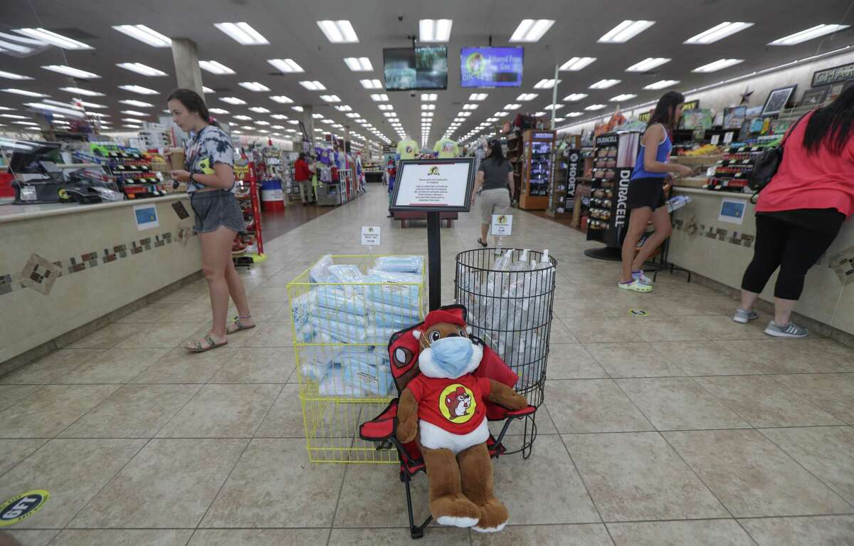 buc ee's social distancing shirt