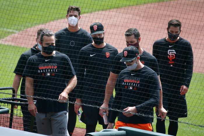 Giants' Buster Posey arrives in camp but says he still might opt out