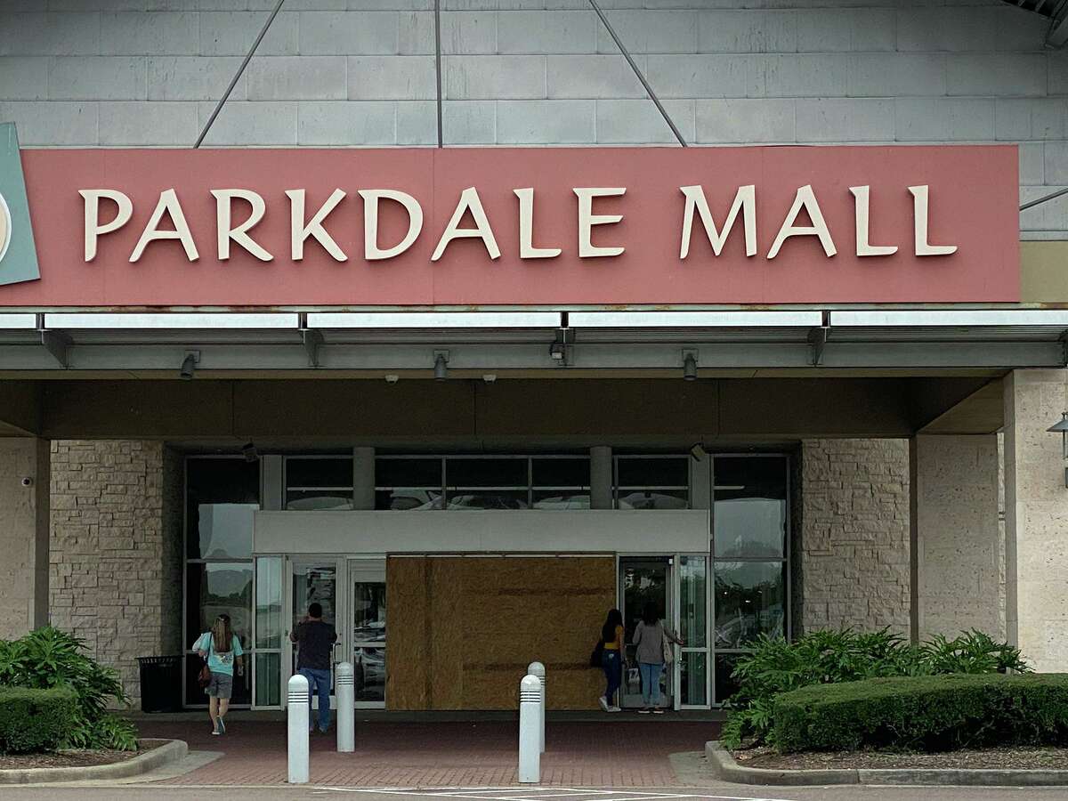 Beaumont PD: Man drove into Parkdale Mall stole jewelry