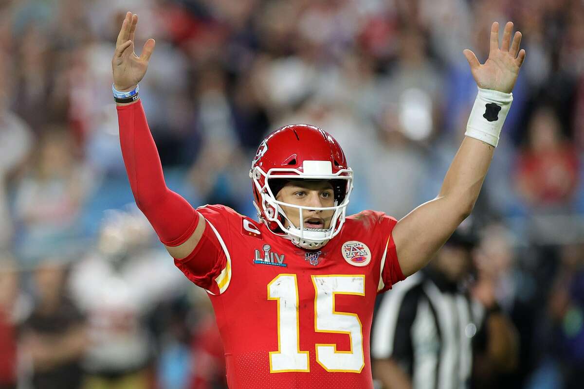MIAMI, FLORIDA - FEBRUARY 02: Patrick Mahomes #15 of the Kansas City Chiefs celebrates after throwing a touchdown pass against the San Francisco 49ers during the fourth quarter in Super Bowl LIV at Hard Rock Stadium on February 02, 2020 in Miami, Florida. (Photo by Rob Carr/Getty Images)
