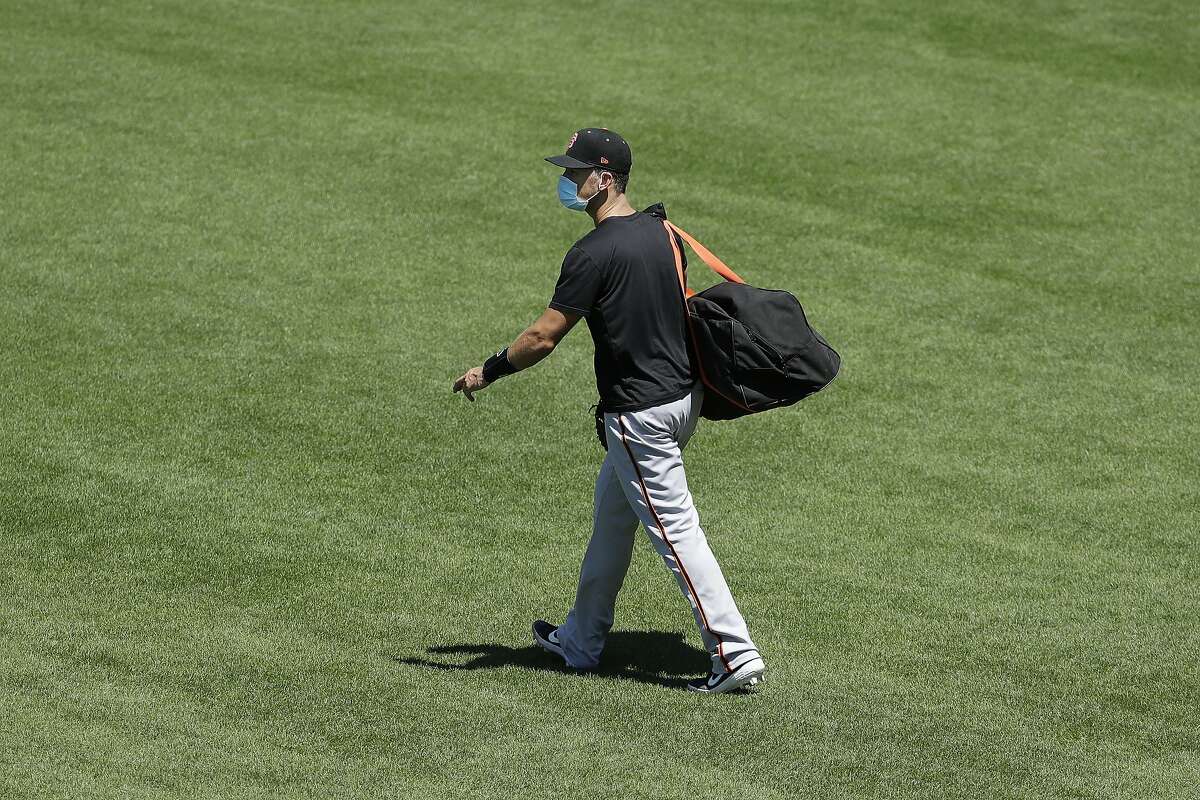2020年7月5日，周日，旧金山巨人队的巴斯特·波西在旧金山的棒球训练中背着他的包。(美联社图片/Jeff Chiu)