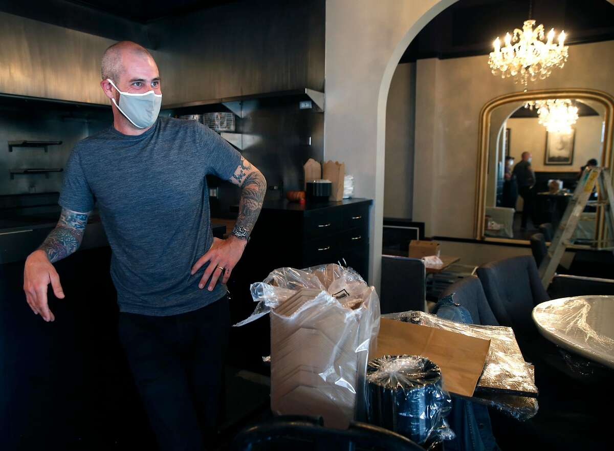 儿子和女儿餐馆老板爱尔兰人Moriarity执行次要维护内部的小饭厅在旧金山,加州星期二,2020年7月7日。Moriarity已经准备重新在布什大街前官员推迟计划允许餐馆恢复室内就餐。