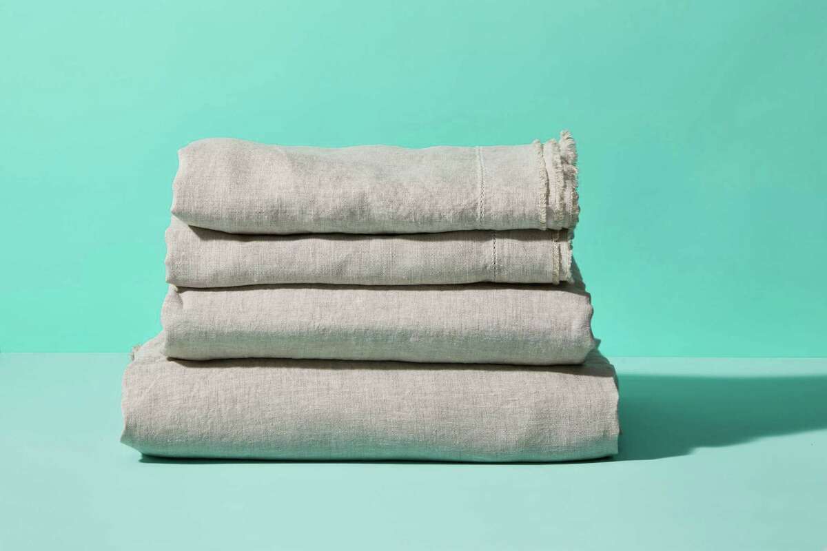 You can score an entire linen sheet set for und