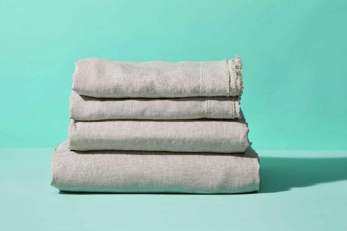 You can score an entire linen sheet set for und