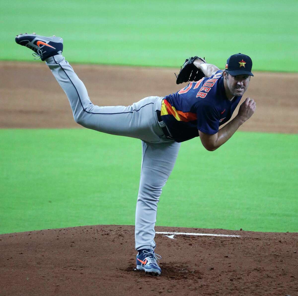 Astros warm up at Summer Camp