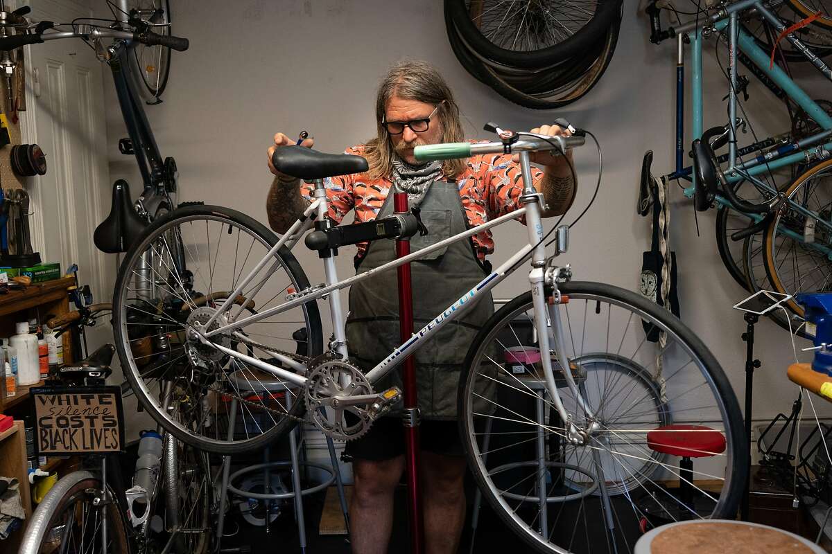 杰伊·比曼(Jay Beaman)在改造后的餐厅里骑着一辆有40年历史的自行车，他希望能有更多的骑自行车的人上路，也希望更多的人渴望未来的旧金山，2020年7月8日星期三，在加州旧金山，自行车取代了汽车。