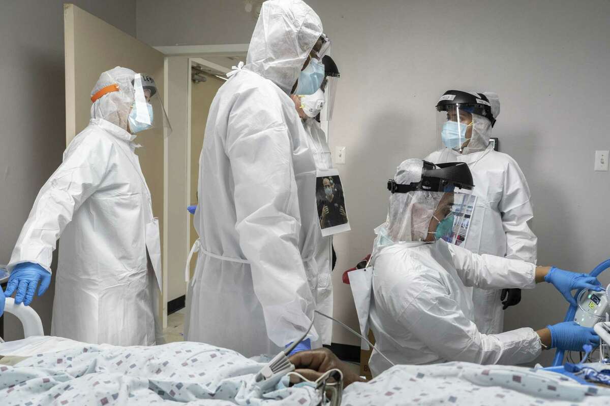 Doctors and nurses wearing protective gear treat a patient in the Covid-19 intensive care unit (ICU) at the United Memorial Medical Center (UMMC) in Houston, Texas, U.S., on Monday, June 29, 2020. Covid-19 cases and hospitalizations have spiked since Texas reopened eight weeks ago, pushing intensive-care wards to full capacity and sparking concerns about a surge in fatalities as the contagion spreads. Photographer: Go Nakamura/Bloomberg