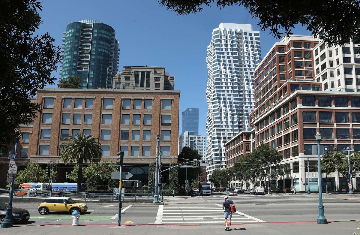 2020年7月9日，周四，在加州旧金山，从Embarcadero看到米拉塔(最高的白色建筑，左中)。