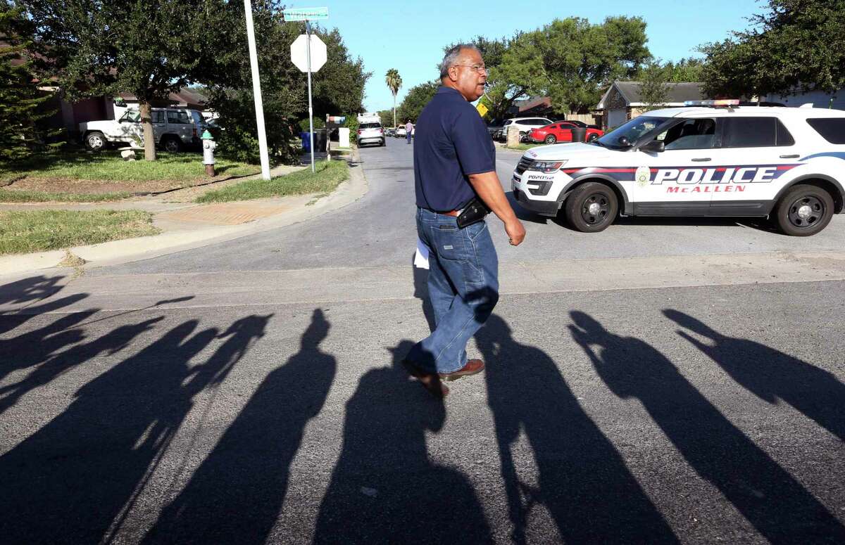 Víctor Rodríguez, jefe de la policía de la ciudad fronteriza de McAllen, Texas, se prepara para el inicio de una conferencia de prensa en el lugar donde dos policías murieron baleados, el sábado 11 de julio de 2020, en McAllen, Texas.