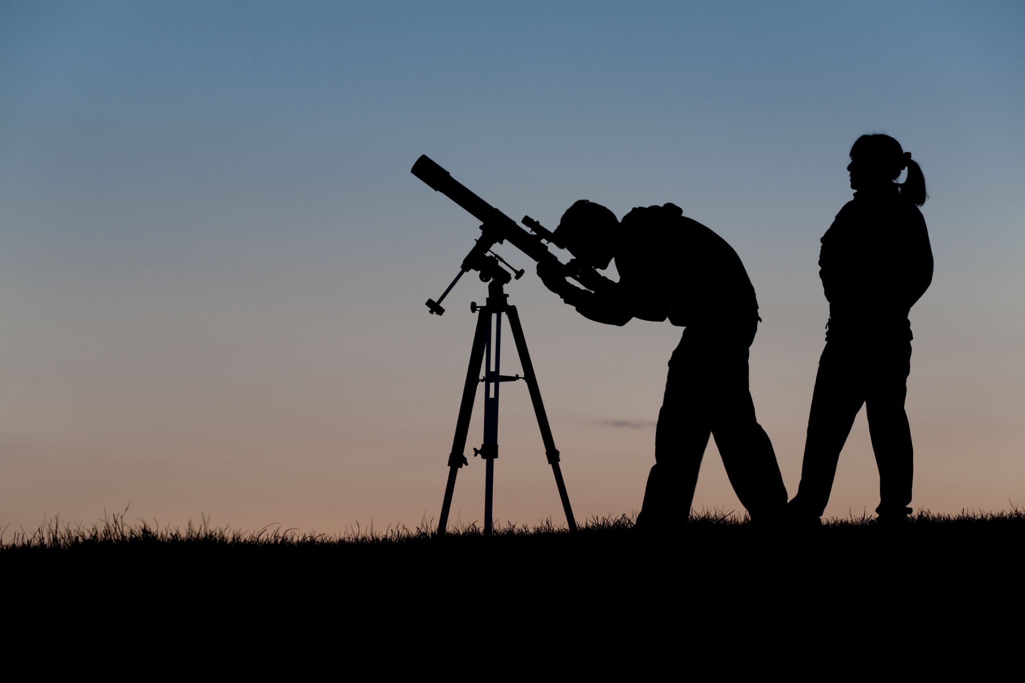 Наблюдаю 10 на 2. Наблюдение в телескоп. Человек с телескопом. Человек с телескопом силуэт. Наблюдательная астрономия.