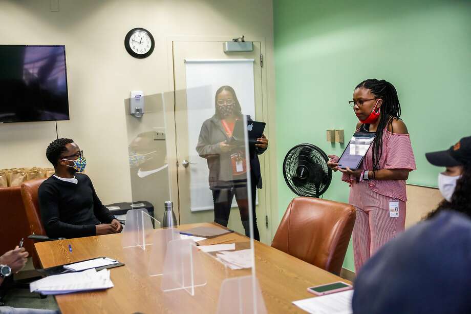 必不可少的工人汤娅艾伦(右二)leads a meeting at Hamilton Families, a shelter for unhoused families in the Tenderloin on Wednesday, July 1, 2020 in San Francisco, California. Photo: Gabrielle Lurie / The Chronicle