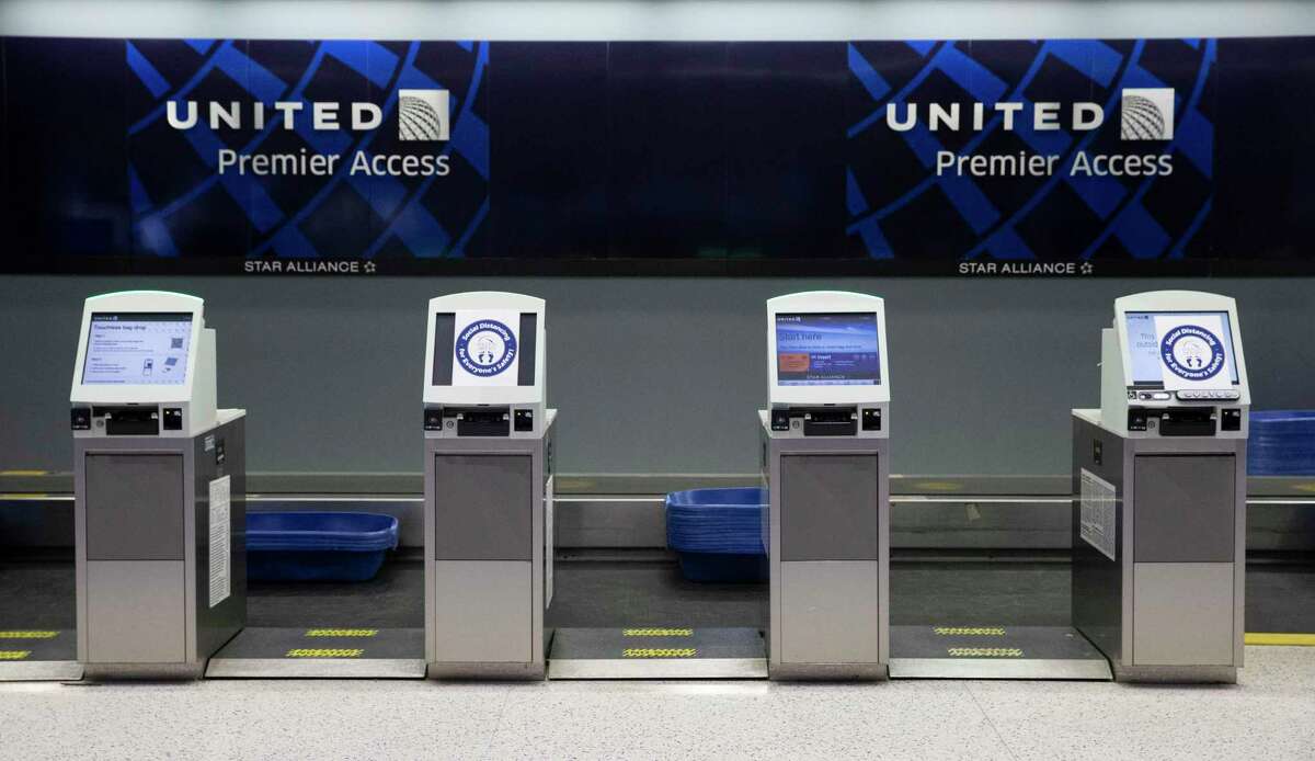 United Airlines plans layoffs, details virus safety rules at IAH