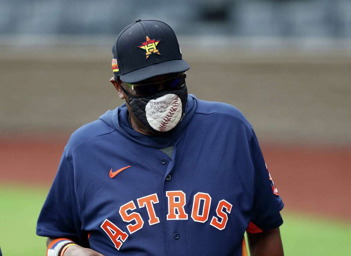 Astros manager Dusty Baker wears unique mask during exhibition