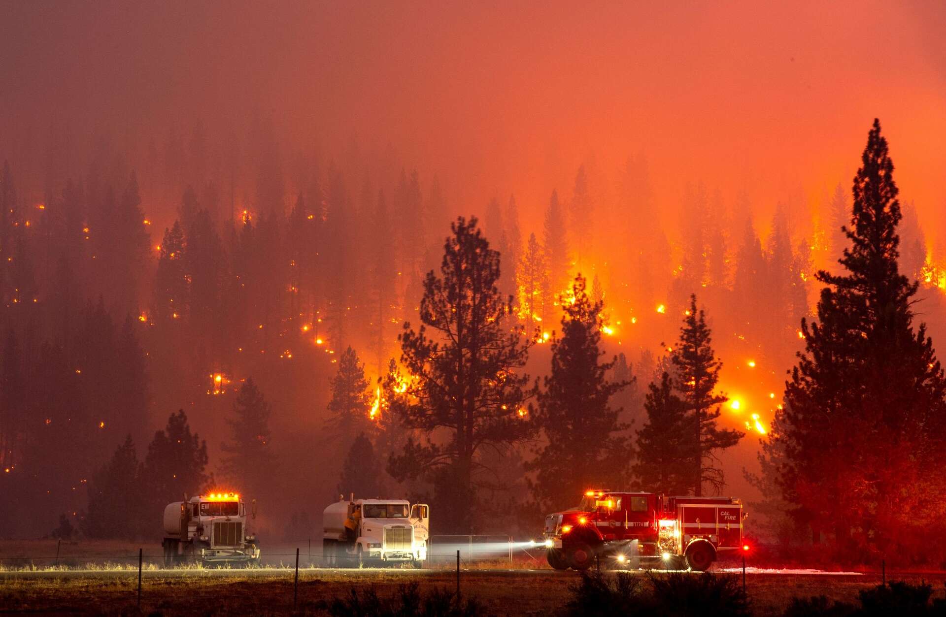 Fire Hogs Massive 'fire cloud' generates its own weather over Hog Fire