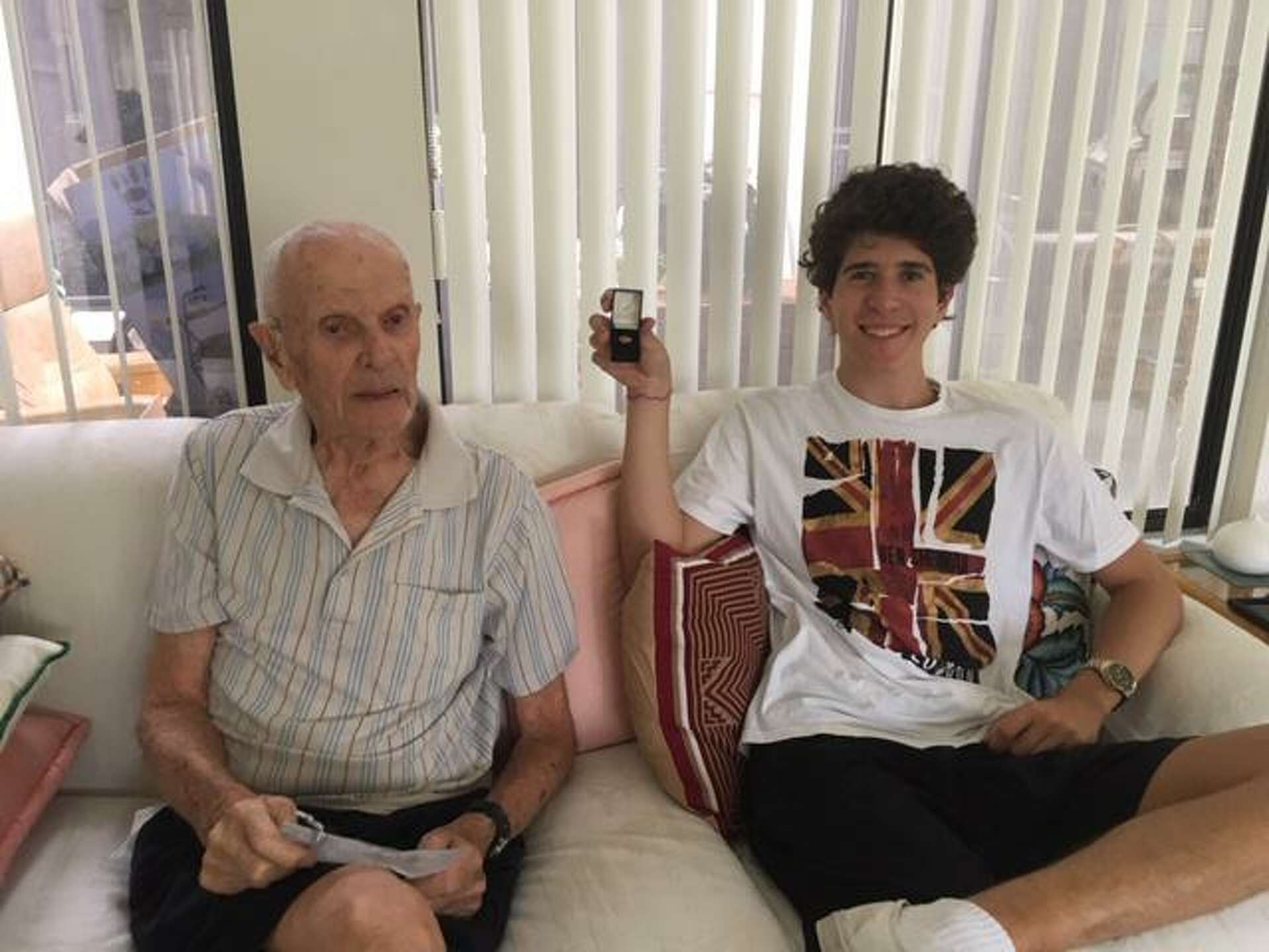 Hamden native, WWII veteran receives service button
