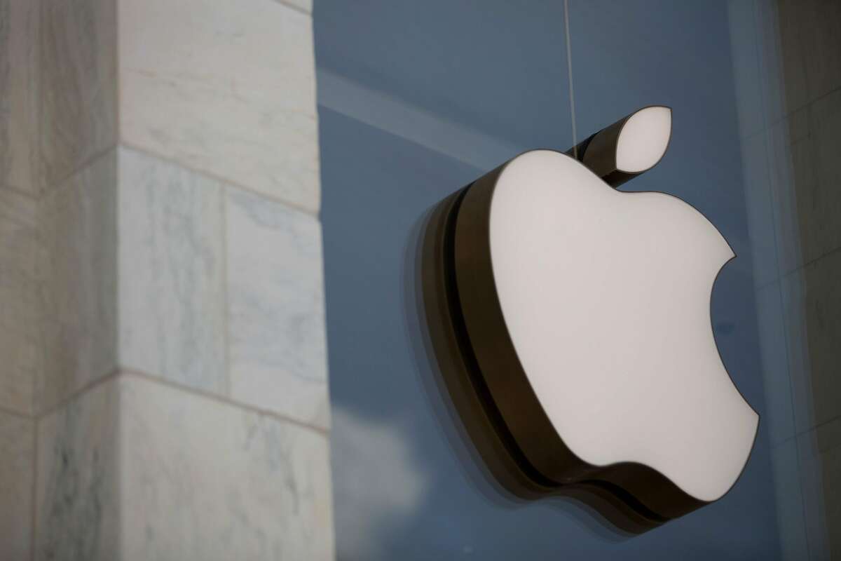 El logotipo de Apple en esta foto aparece fuera de la Apple Store en Washington, DC, el 9 de julio de 2019.