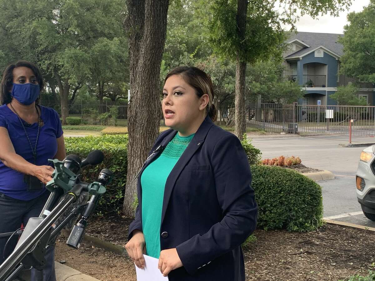 San Antonio Police Department spokeswoman Jennifer Rodriguez speaks to reporter after a 26-year-old woman was rushed to the hospital in critical condition after she was attacked Wednesday in her Northeast Side apartment while her toddler slept nearby.