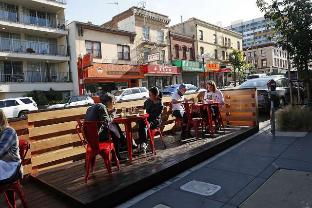 Parklet de comidas al aire libre en China Live en Broadway en San Francisco, California, el miércoles 22 de julio de 2020. China Live en Broadway en San Francisco, California, el miércoles 22 de julio de 2020. Poco después de las órdenes de refugio en el lugar Los propietarios de restaurantes de San Francisco proclamaron que comer al aire libre, por lo general una característica que requería demasiados permisos y costos para que muchos se molestaran, podría salvar la industria de los restaurantes.  En junio, los restaurantes de la ciudad finalmente comenzaron a servir a los comensales nuevamente en las aceras, y otros construyeron patios y parques más ambiciosos.  Un mes después, la cena al aire libre está demostrando no ser la panacea que esperaban los dueños de restaurantes.